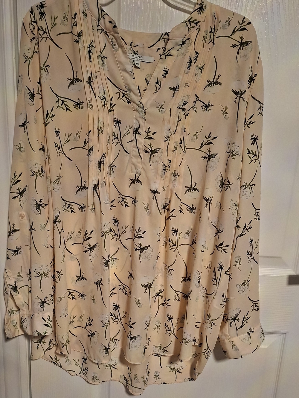 ALFRED SUNG Cream Floral Pintuck V-Neck Blouse